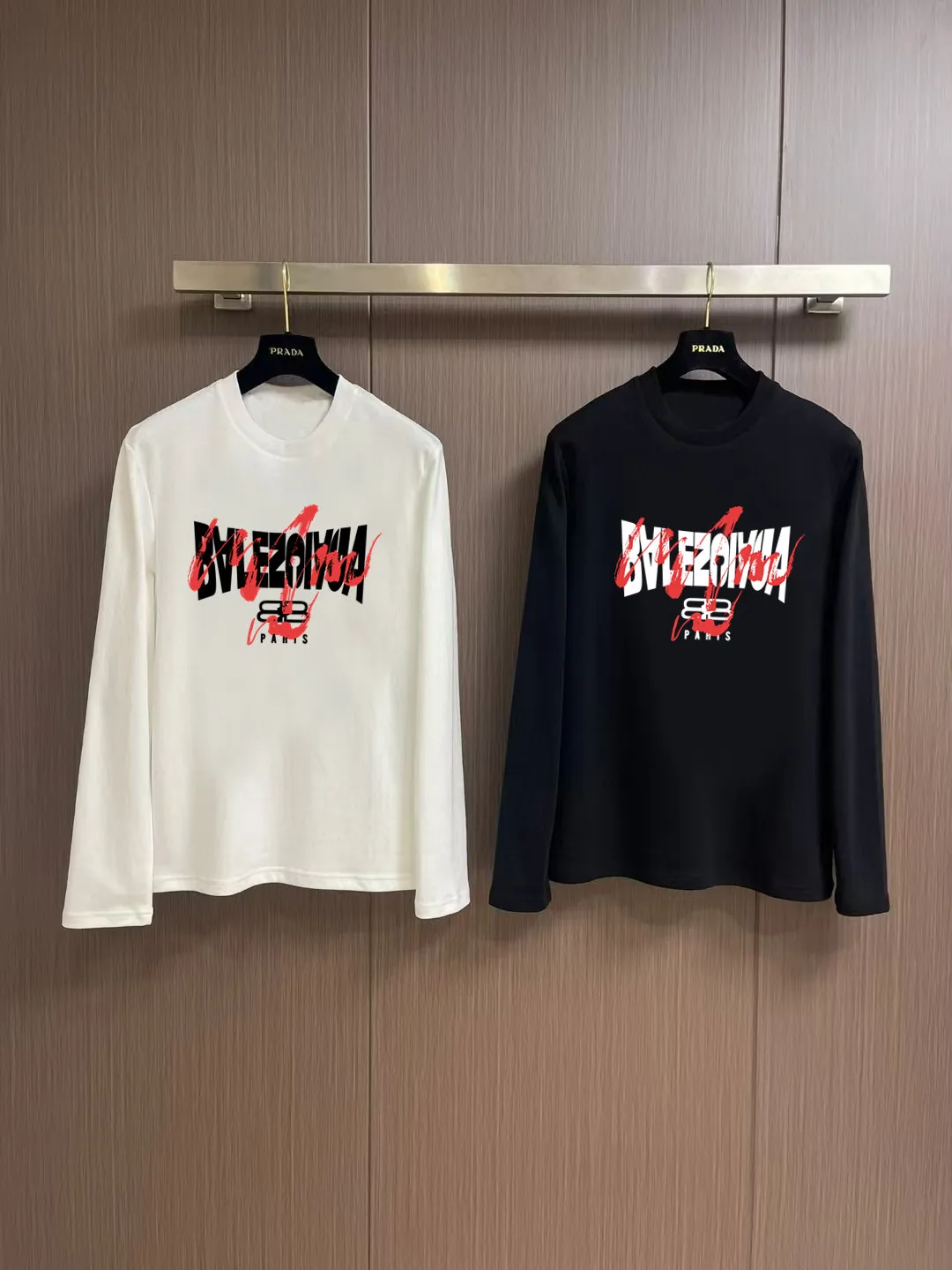 "𝙉𝙚𝙬🤍🖤 Balenciaga" 2026 Autumn and Winter Counter New Arrival Fashionable and casual bottoming shirt, long-sleeved T-shirt, made of high-density pure cotton fabric with exquisite original logo. It has both comfort and breathability, and is extremely soft. It is very handsome whether worn alone or as an inner layer. It conforms to men’s practical dressing habits and pursues luxury, noble and elegant style, creating extraordinary men’s taste. The visual effect is very good, the grade is very high, simple and fashionable, and it is a must-have choice for leisure and business! Color: White Black Sizes: S M L